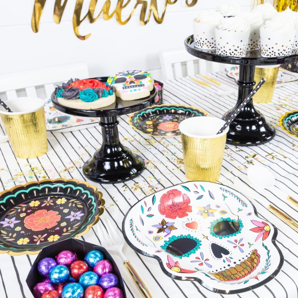 Mesa decorada com caveiras coloridas