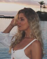 Mulher de pele clara, com cabelo loiro e biquini branco