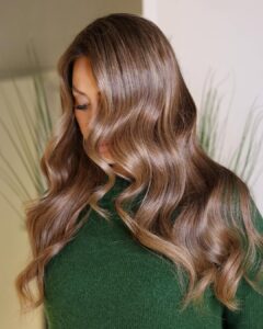 Mulher de pele clara, com cabelo castanho estilo glass
