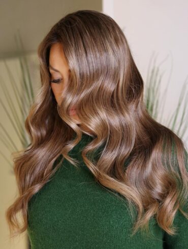 Mulher de pele clara, com cabelo castanho estilo glass