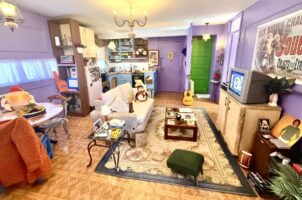 Cenário da série Friends, em apartamento de Porto Alegre