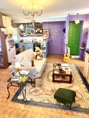 Cenário da série Friends, em apartamento de Porto Alegre