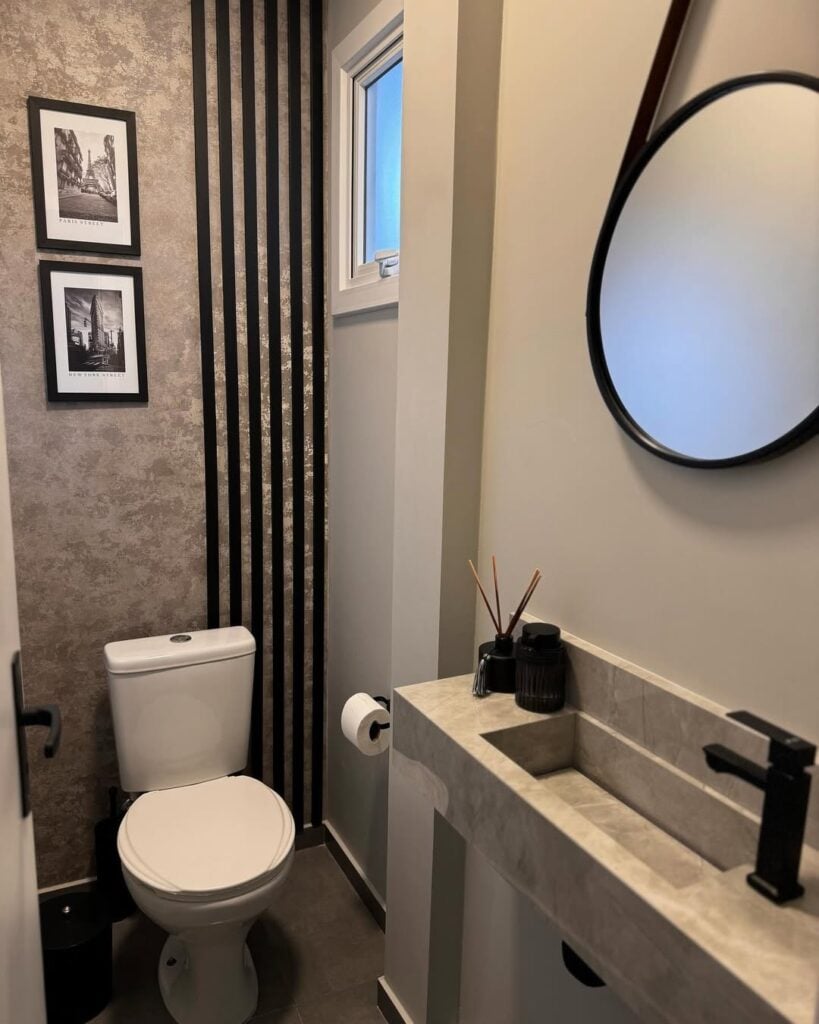 Lavabo em tons de cinza com espelho Adnet