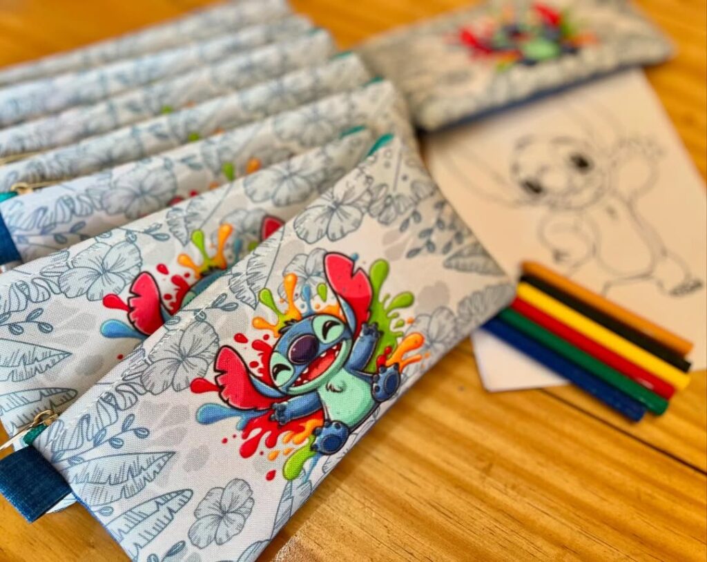 Estojo com giz de cera e desenhos para colorir