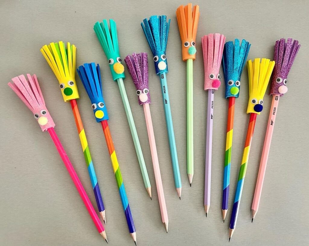 Lápis com carinhas coloridas na ponta