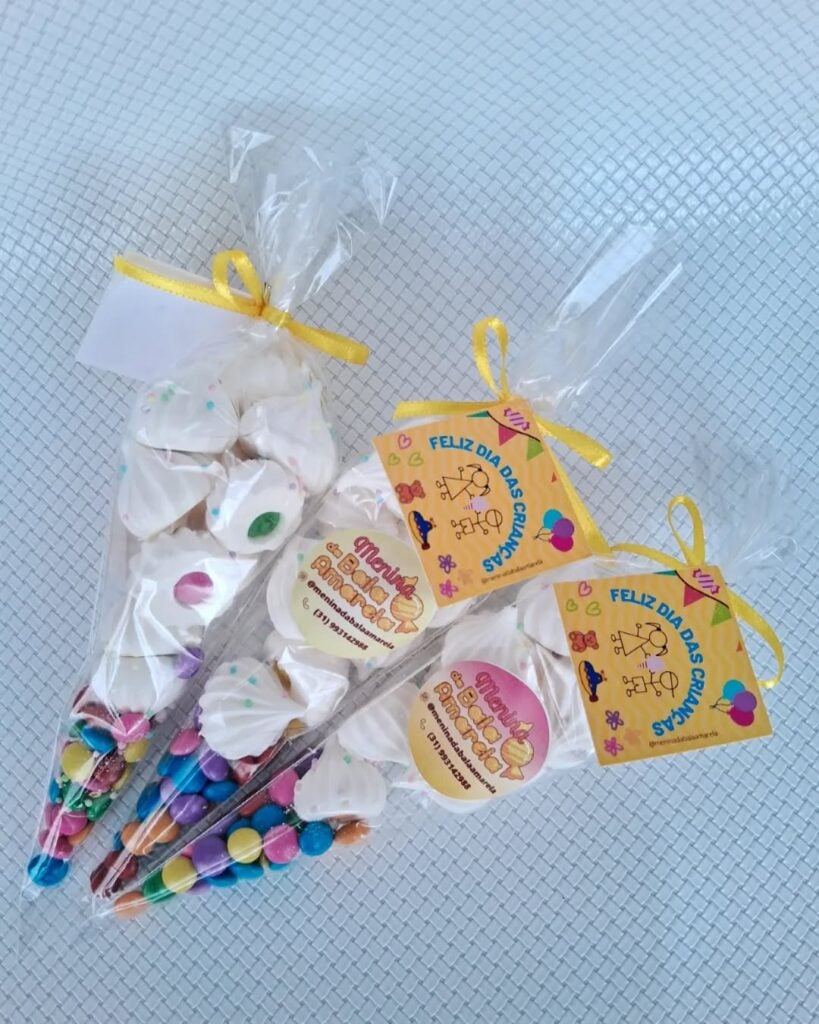 Saquinho com merengues e chocolates para o Dia das crianças