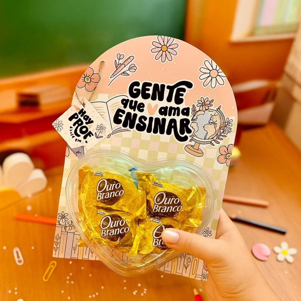 Coração de plástico com bombons e mensagem