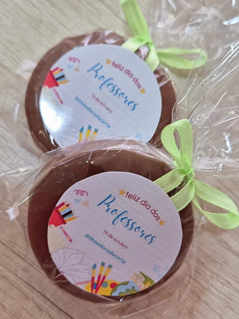 Alfajor embalado em um saquinho transparente com lacinho verde