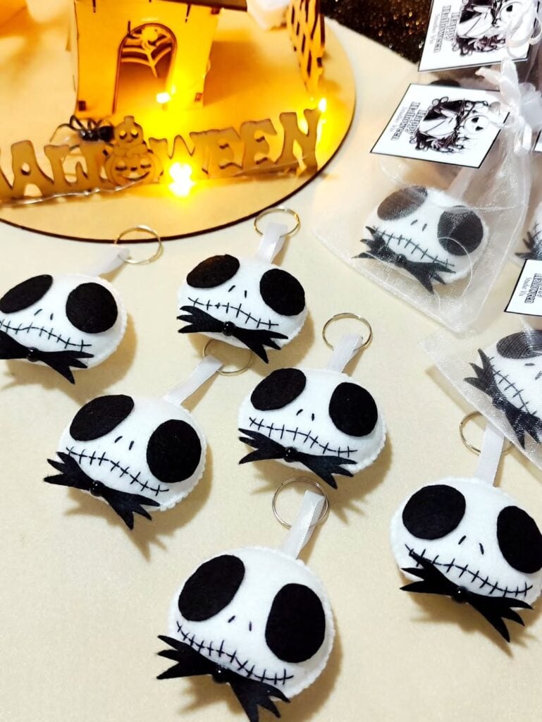 Chaveirinho com o personagem Jack em branco e preto