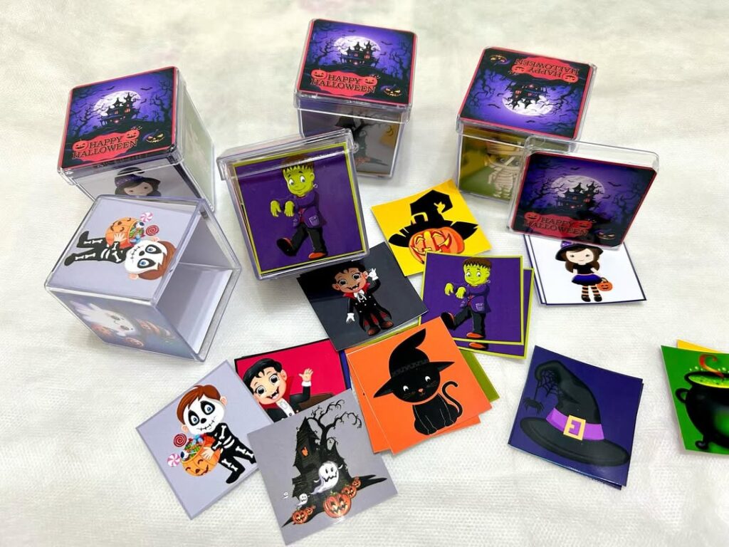 Adesivos de Halloween com bruxas, esqueletos e abóboras