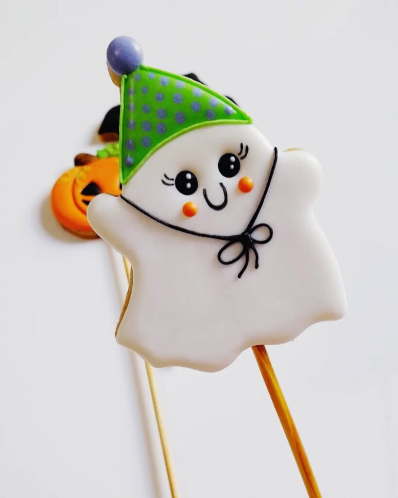 Biscoito com glacê com desenho de fantasminha