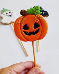 Biscoito no palito com desenho de abóbora