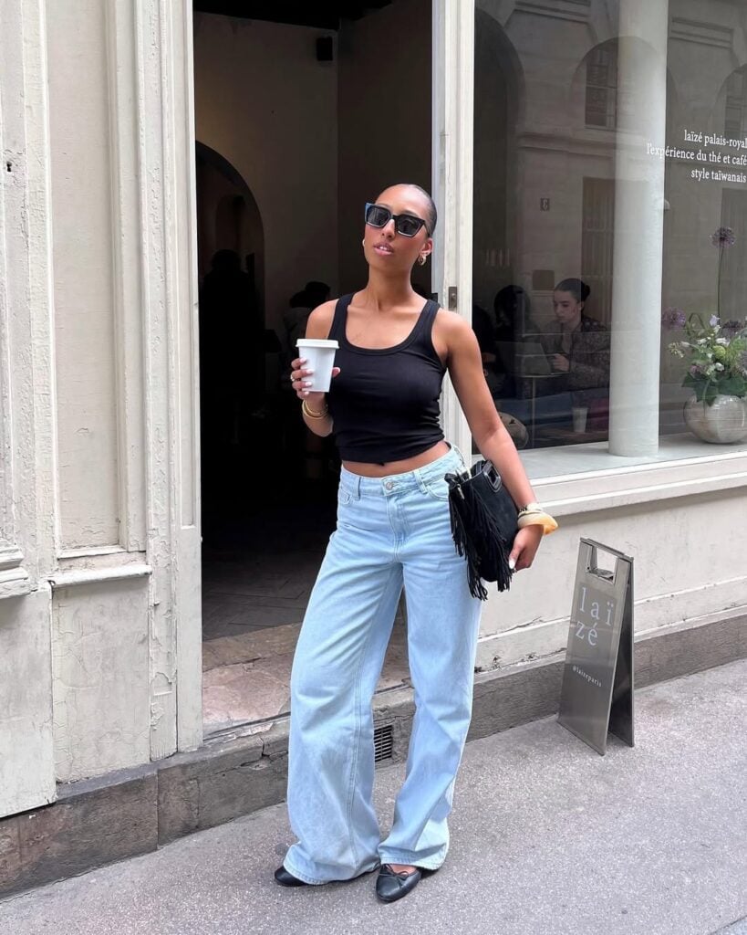 Look com regata feminina e calça jeans