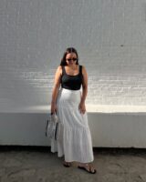 Look com regata preta e saia branca