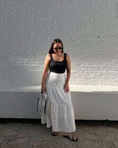 Look com regata preta e saia branca