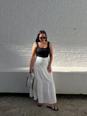 Look com regata preta e saia branca