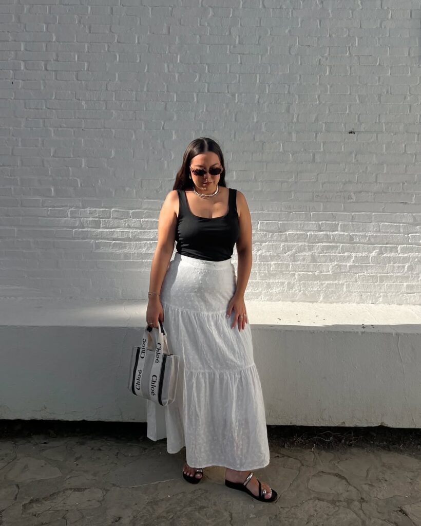 Look com regata preta e saia branca