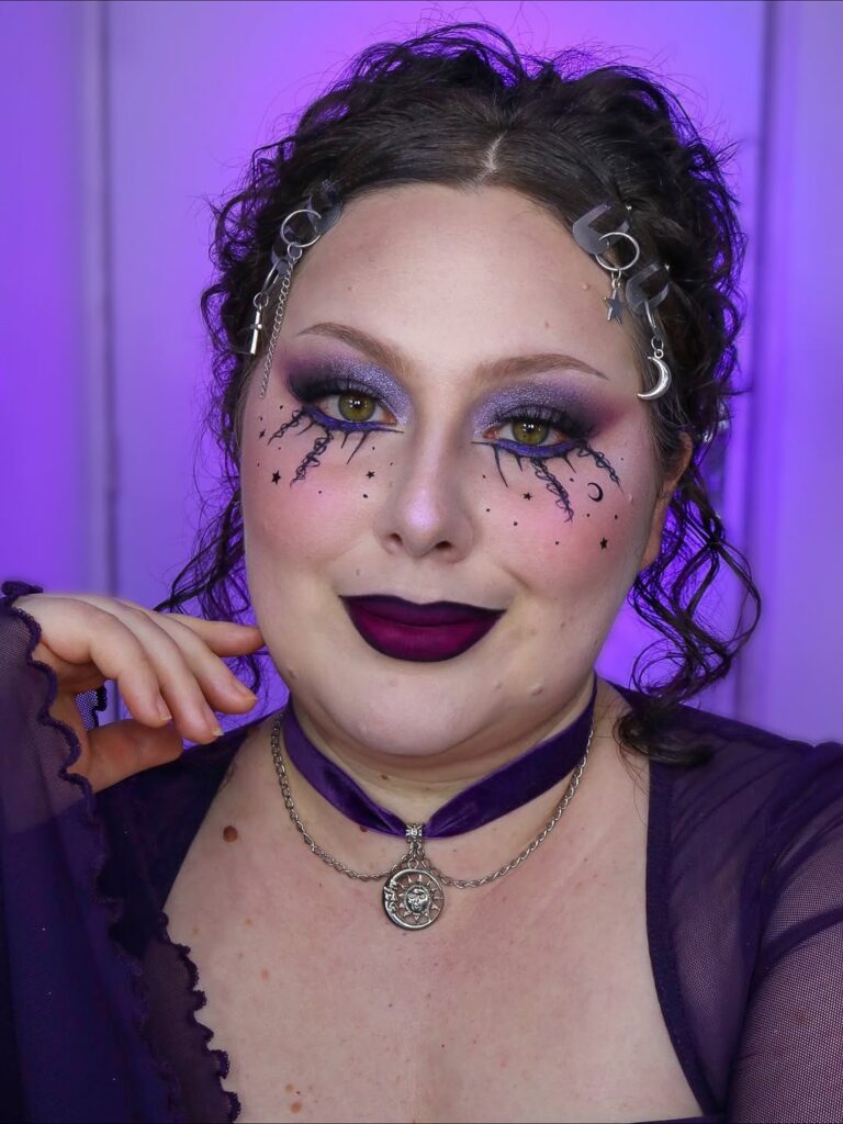 Mulher de pele clara com maquiagem de bruxa em tons de roxo