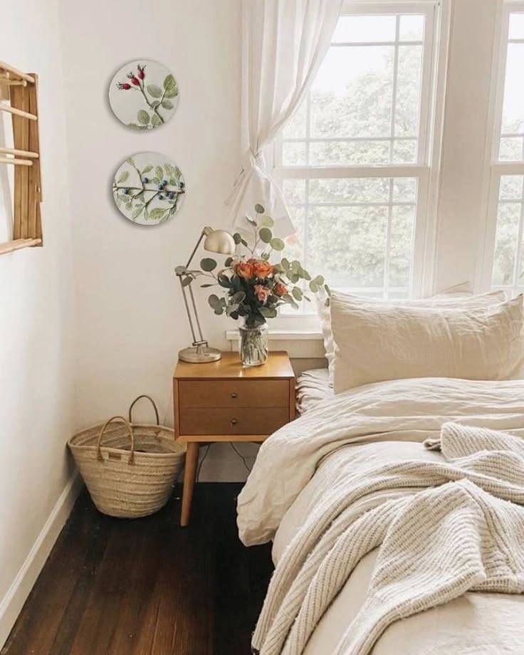 Quarto com ampla janela e mesa de cabeceira de madeira e pés palito