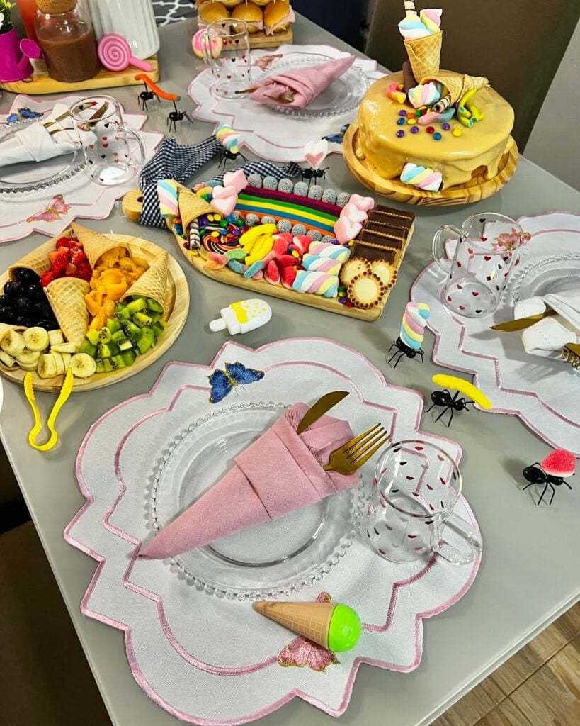 Mesa posta para o dia das crianças