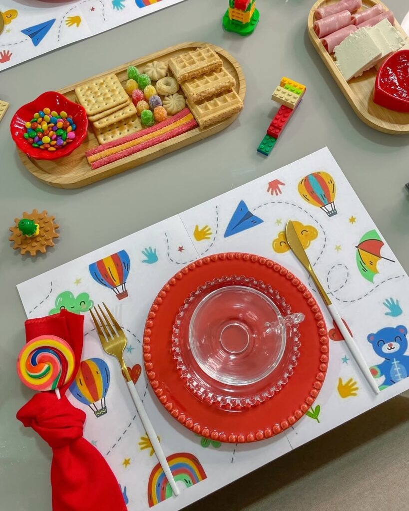 Jogo americano com balões coloridos e taábua com bolachinhas