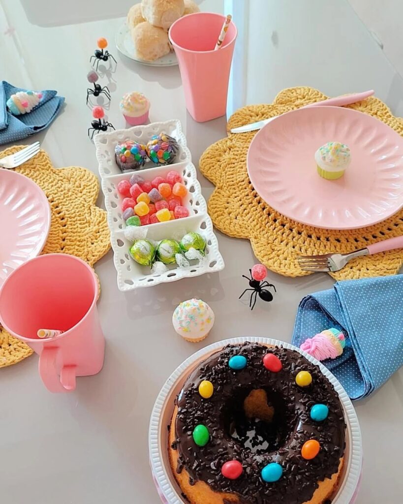 Mesa para o dia das crianças com bolo de chocolate e balas