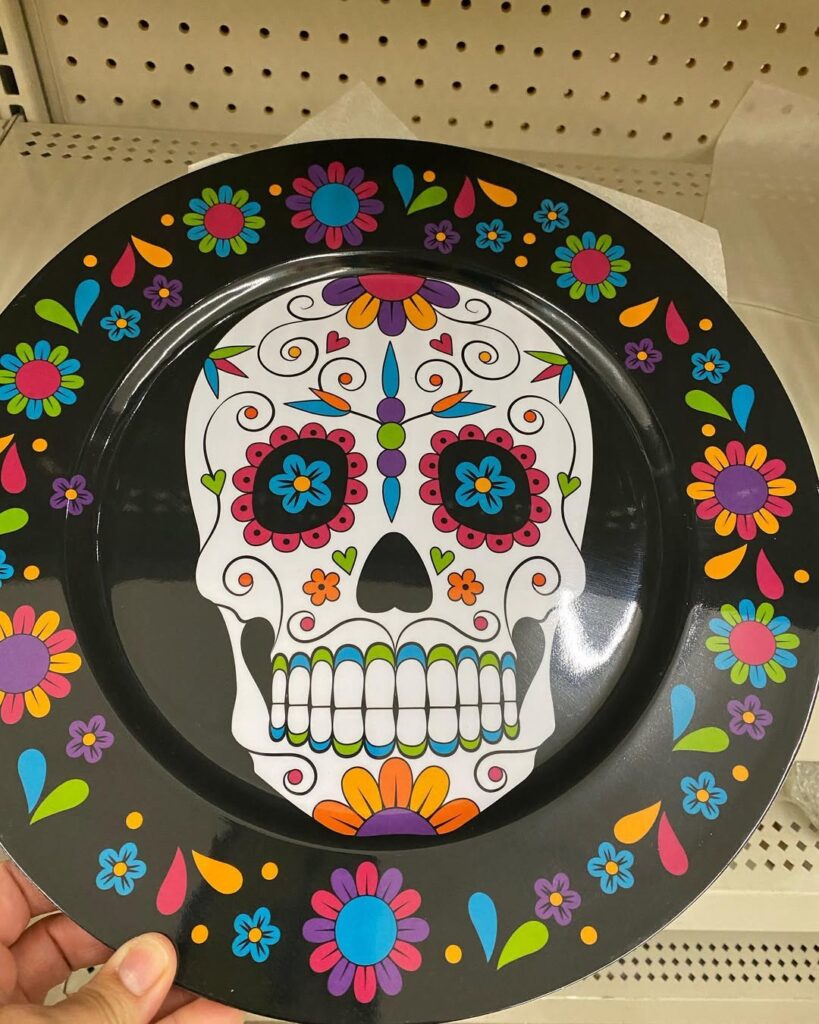 Prato preto com desenho de caveira mexicana