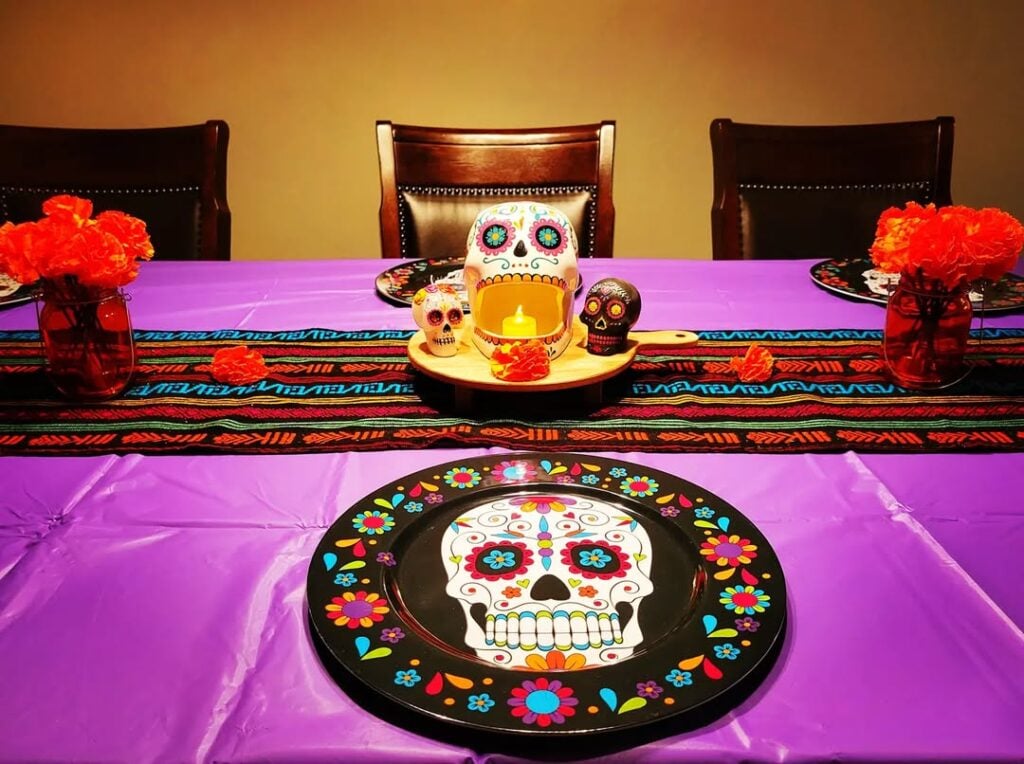 Mesa decorada para o dia de los muertos