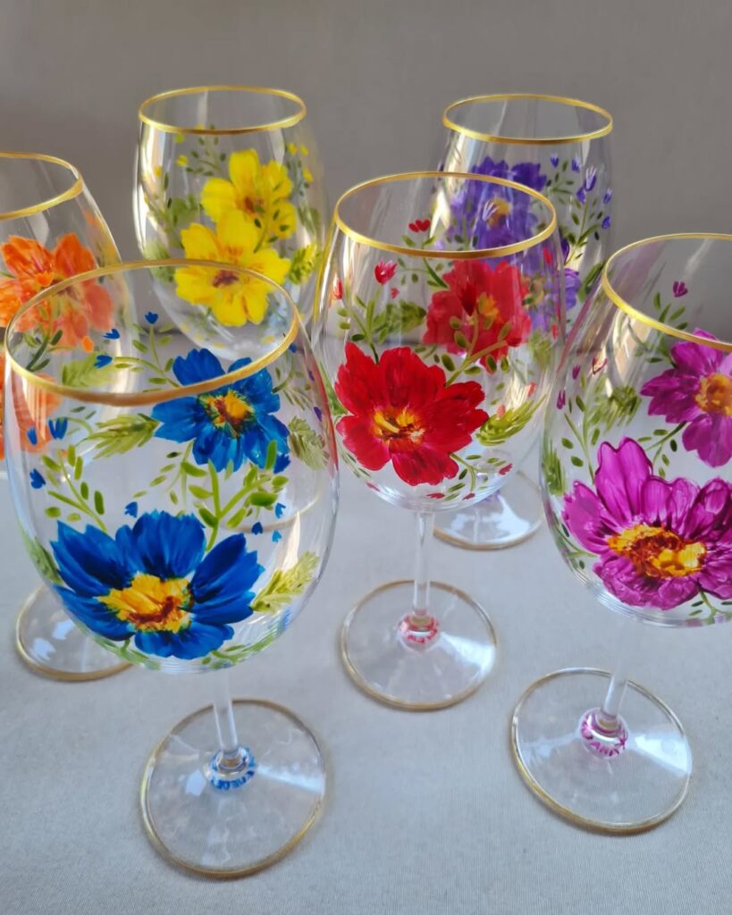 Taças com flores coloridas pintadas