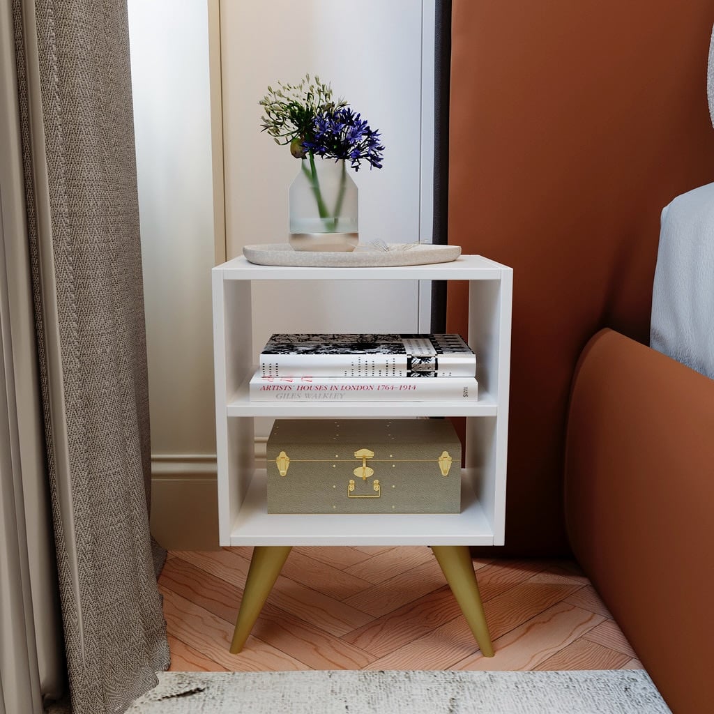 Mesa de cabeceira branca com libros e bandeja com vaso de flores
