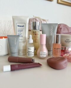 Produtos de maquiagem dispostos na mesa