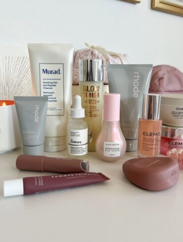 Produtos de maquiagem dispostos na mesa