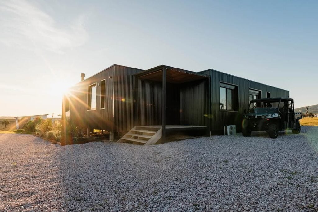 Casa modular construída em estrutura de container