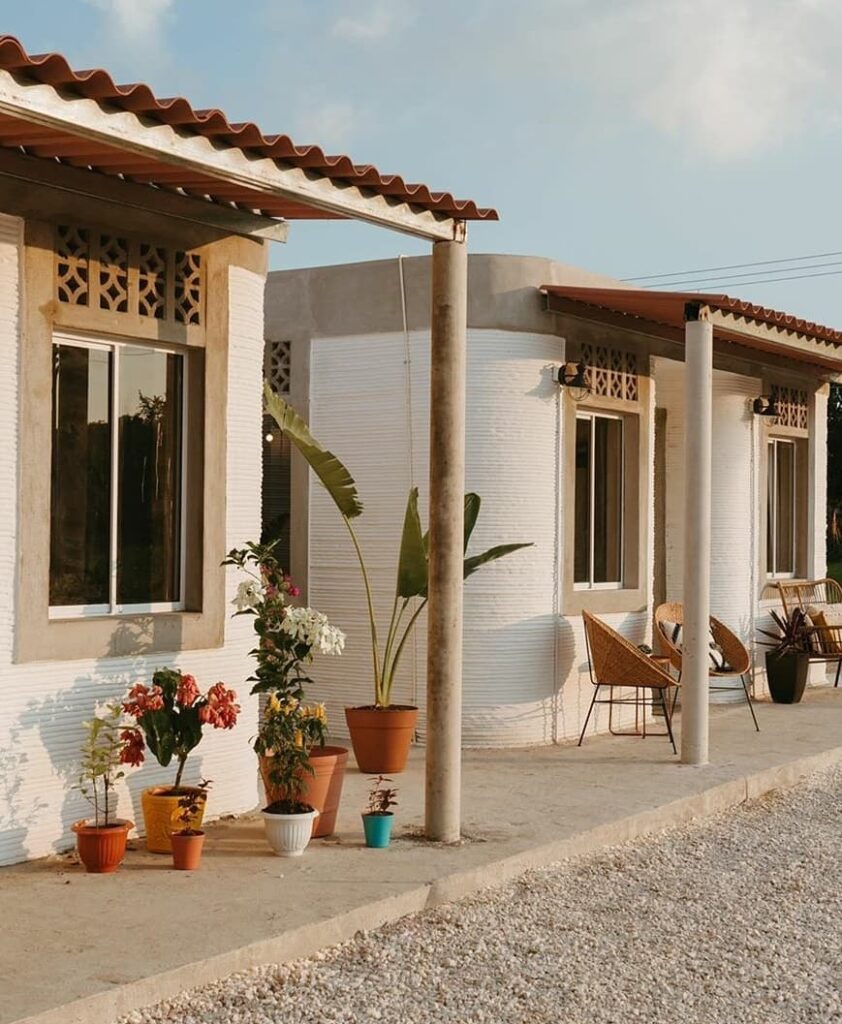 Casas brancas em 3D com vasos de plantas