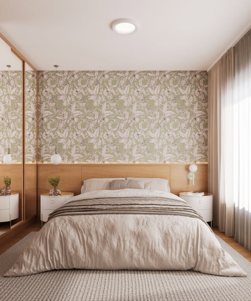 Quarto de casal com cabeceira amadeirada e papel de parede em tons claros