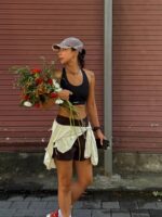 Mulher com penteado e boné para dias de calor