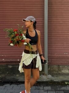 Mulher com penteado e boné para dias de calor