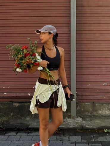 Mulher com penteado e boné para dias de calor