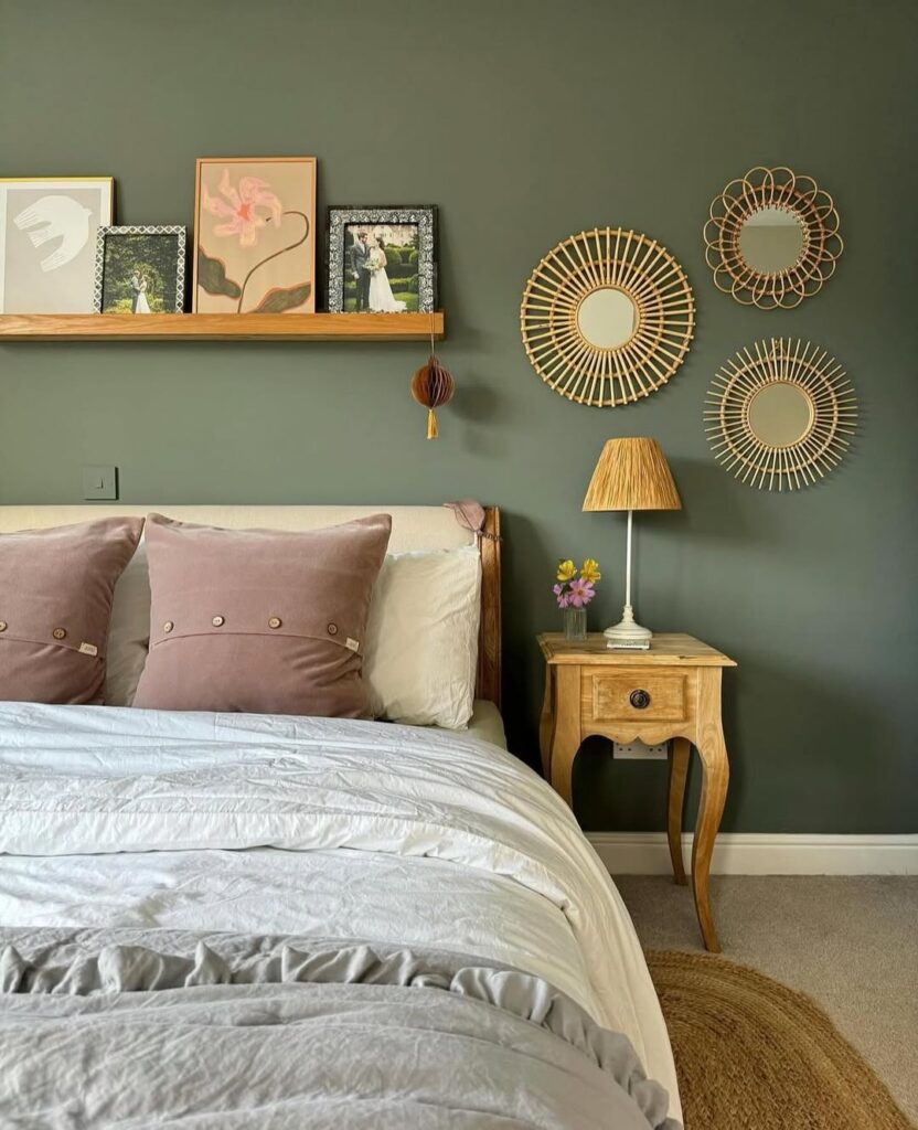 Quarto de casal com mesa de cabeceira em madeira e pés ornamentados e espelhos na parede
