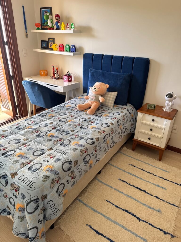 Quarto de menino com prateleiras, tapete e escrivaninha branca