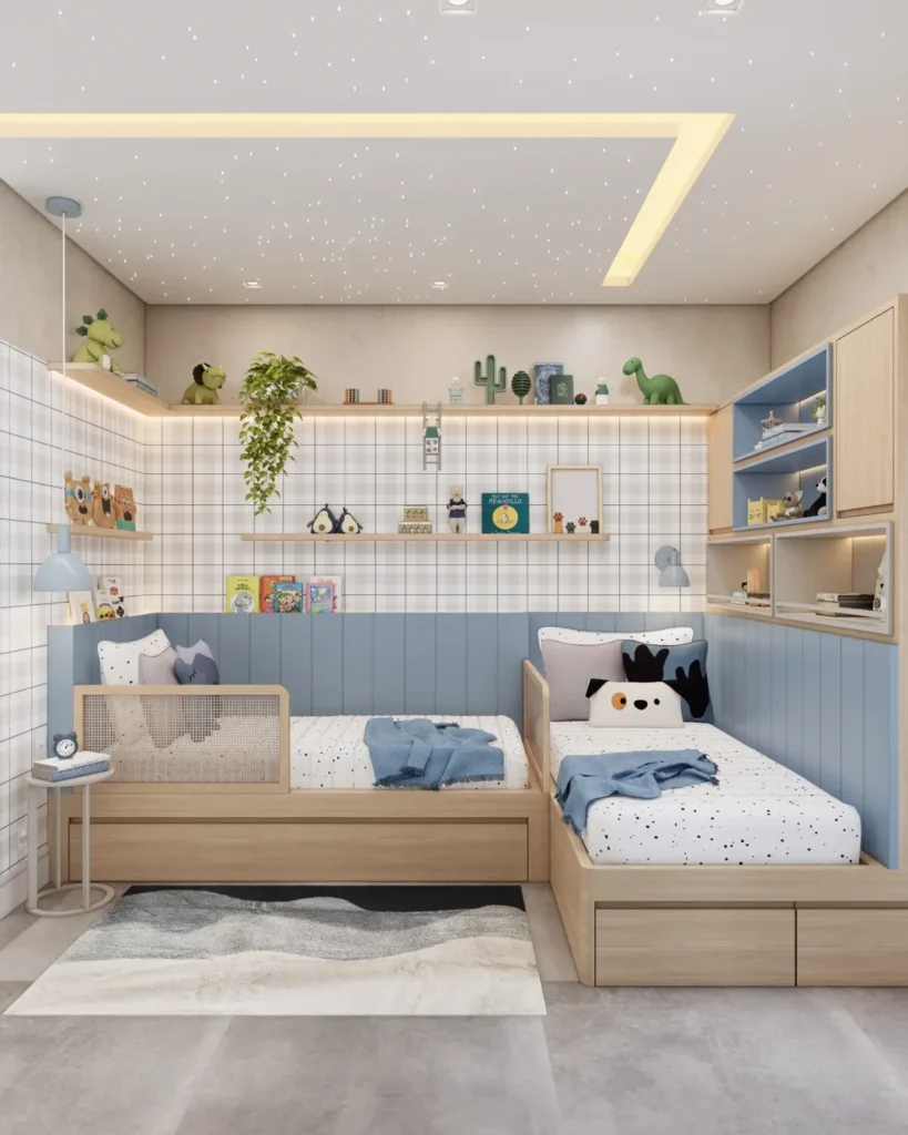 Quarto de menino em tons neutros e azul com duas camas, prateleiras e brinquedos
