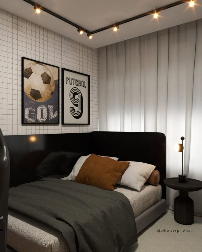 Quarto com cama preta, almofadas marrom e brancas e mesa de cabeceira preta