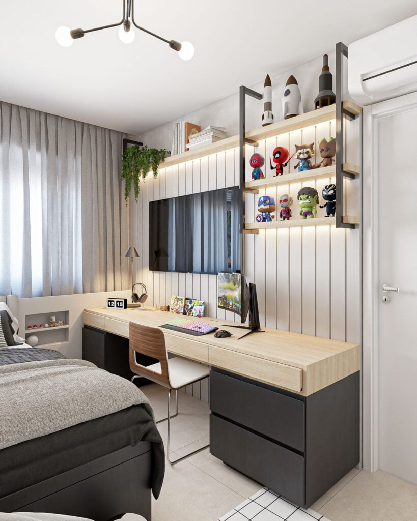 Quarto para adolescente menino, com cama, mesa de estudos, prateleiras, pufe, roupeiro, cabeceira, cortina, TV e decoração de bonecos na parede. Os tons são de madeira, preto e cinza e a decoração tem elementos de futebol