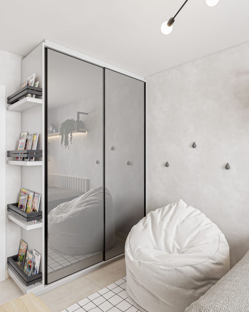 Quarto para adolescente menino, com cama, mesa de estudos, prateleiras, pufe, roupeiro, cabeceira, cortina, TV e decoração de bonecos na parede. Os tons são de madeira, preto e cinza e a decoração tem elementos de futebol