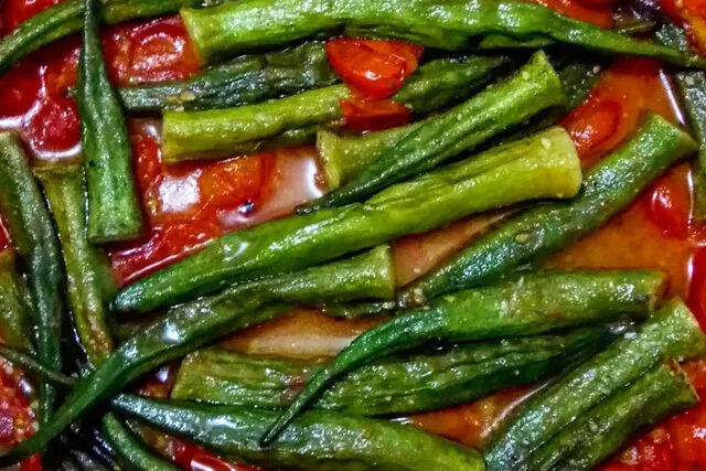 quiabo com tomate cereja