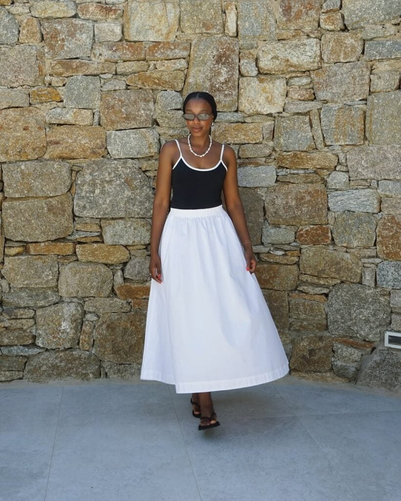 Muher jovem com maxi skirt e com regata preta