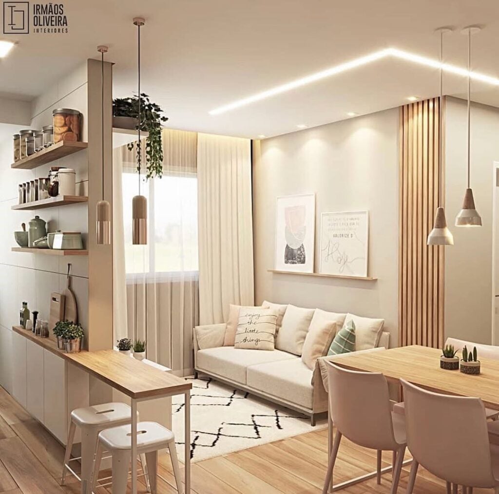 Sala de etv com paredes, cortina e sofá em cores neutras