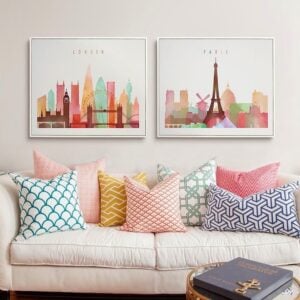 Sofá branco com almofadas coloridas e quadros decorativos