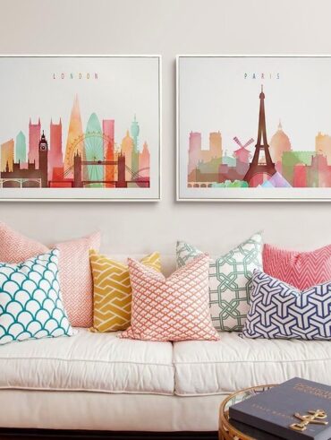 Sofá branco com almofadas coloridas e quadros decorativos