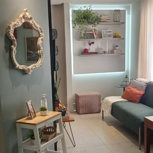 Sala com sofá em tom de azul com manta e almofada